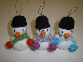 Muñequitos de nieve hecho a crochet para colgarlos del árbol de Navidad