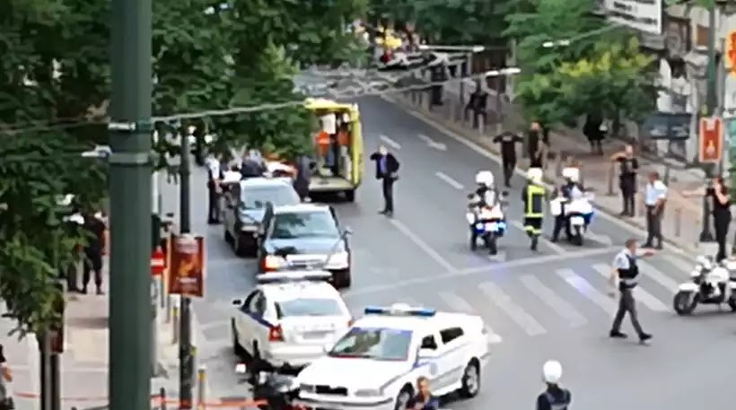 Βίντεο: Η στιγμή της μεταφοράς των τραυματιών μετά την τρομοκρατική επίθεση στον Παπαδήμο Βίντεο: Η στιγμή της μεταφοράς των τραυματιών μετά την τρομοκρατική επίθεση στον Παπαδήμο