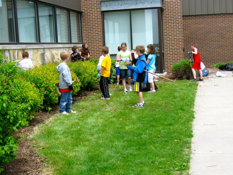 Mrs. Simon's Class School Clean Up Day