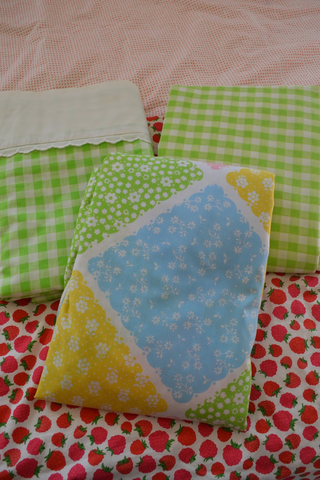 The adventures of two (Pyrex crazy) thrifting sisters........