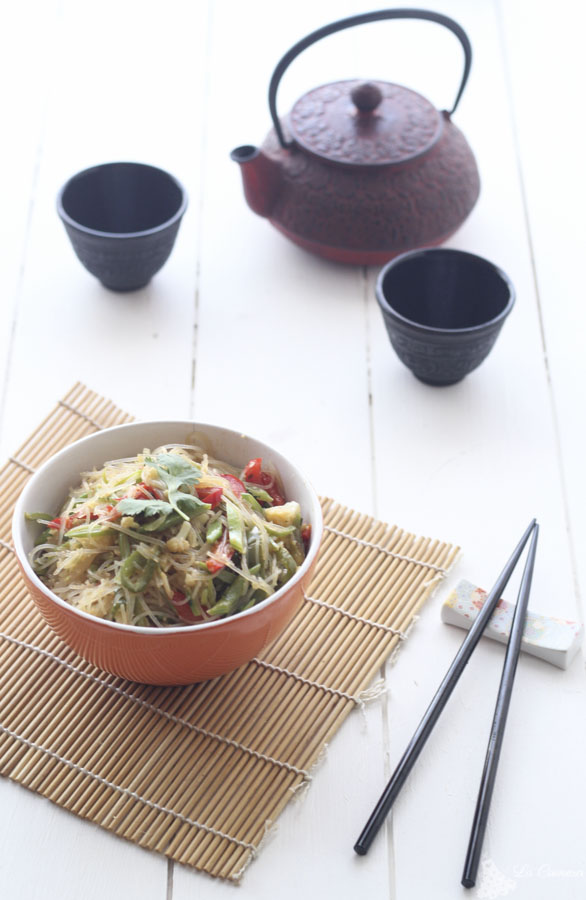 wok de verduras y fideos de arroz con salsa teriyaki