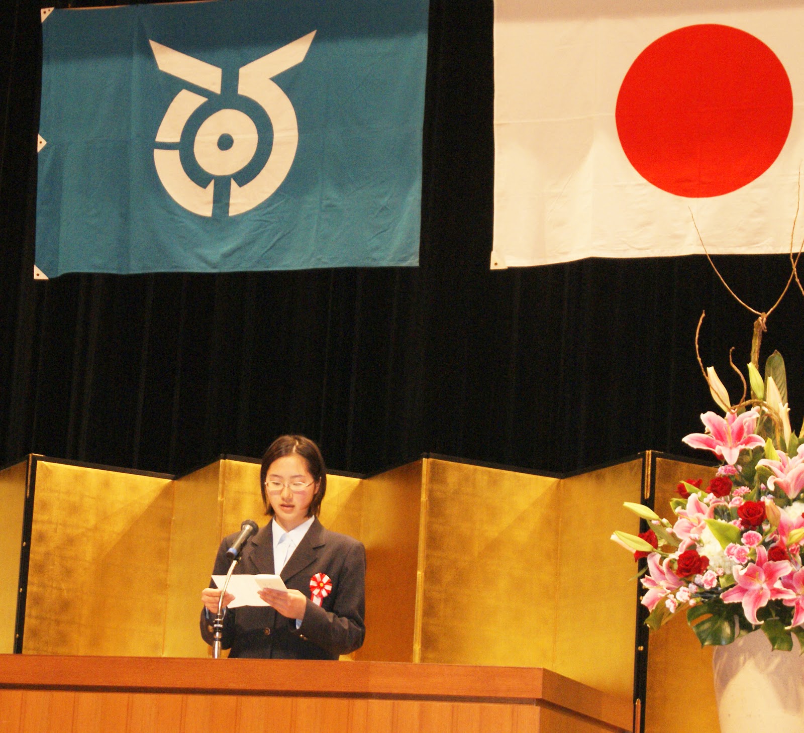 滋賀彦根新聞 宇宙飛行士 山崎直子さん 自分の選択に自信を 河瀬高校創立30周年記念式典で