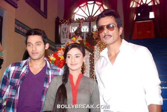 Sumit Vats, Rati Pandey, Sonu Sood - (3) - Rati Pandey, Sonu Sood on the sets of 'Hitler Didi'