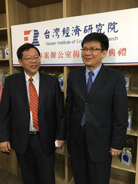 台中大墩文化中心/ 當代陶藝家陳文濱將於4月22日至5月10日辦理「角色‧痕跡‧ 陳文濱創作展」,展出各種有趣KUSO造型的筊杯,闡述個人藝術理念。 台中大墩文化中心/ 當代陶藝家陳文濱將於4月22日至5月10日辦理「角色‧痕跡‧ 陳文濱創作展」,展出各種有趣KUSO造型的筊杯,闡述個人藝術理念。