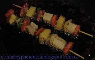 Pinchitos de verdura y tofu ahumado