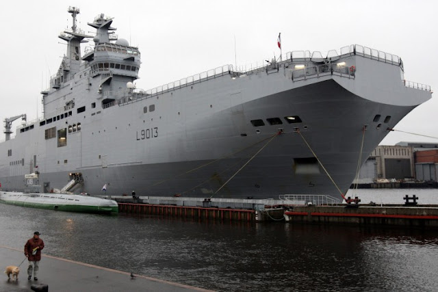 The French helicopter transport ship Mistral. KIRILL KUDRAYVTSEV/AFP/Getty Images)