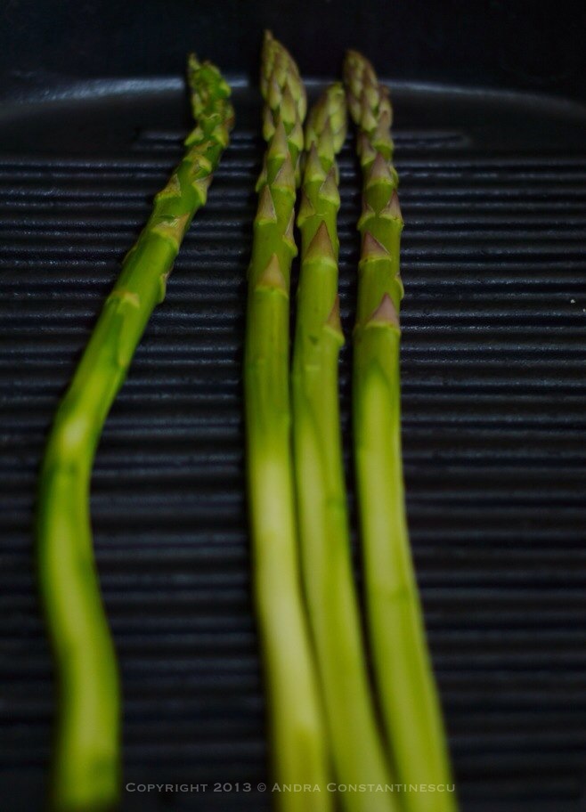 retete de primavara: omleta cu asparagus la grill si ceapa verde asparagus la grill