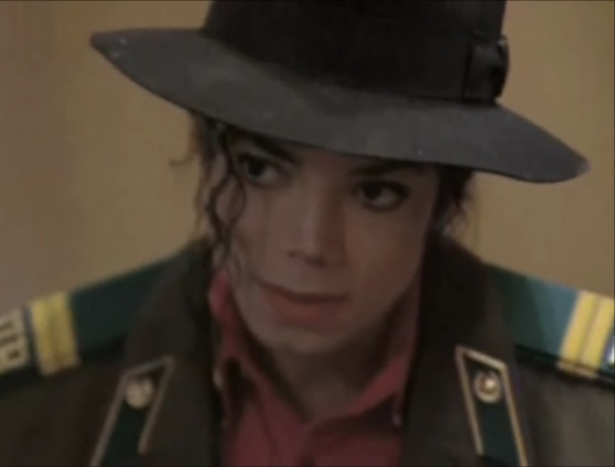 Michael-Jackson-in-Moscow-orphanage-michael-jackson-33157476-558-424.jpg