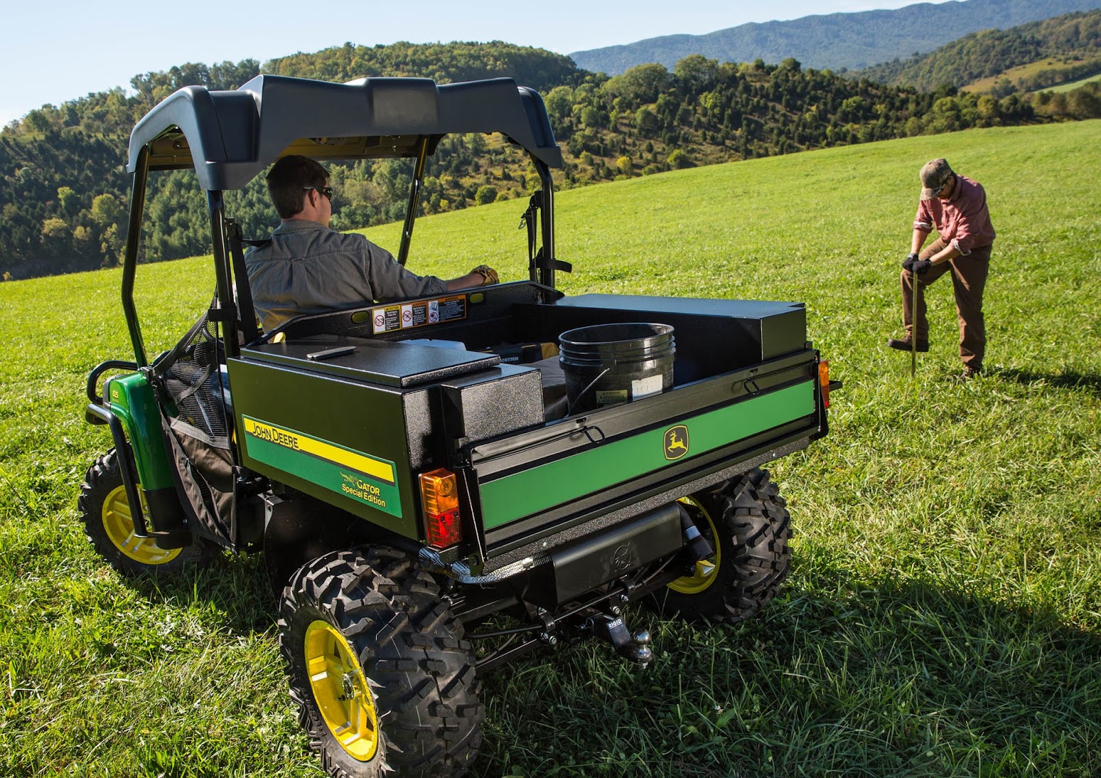 John Deere Unveils 2016 Gator ™ XUV 825i Special Edition at GIE+EXPO.