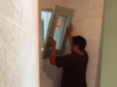 Instalador Persiauto adaptando ventana aluminio 