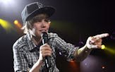Justin Bieber cantando en el escenario