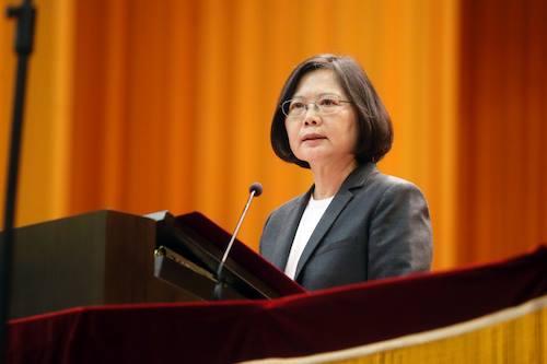 總統蔡英文4日鼓勵中小學女生科展第一名得主,要堅持去,讓科技這領域增加更多元的創意。 總統蔡英文4日鼓勵中小學女生科展第一名得主,要堅持去,讓科技這領域增加更多元的創意。