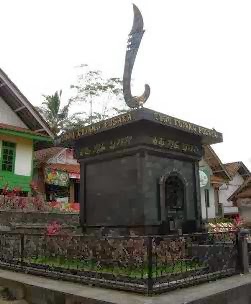 tugu kujang di kampung naga tugu kujang di kampung naga