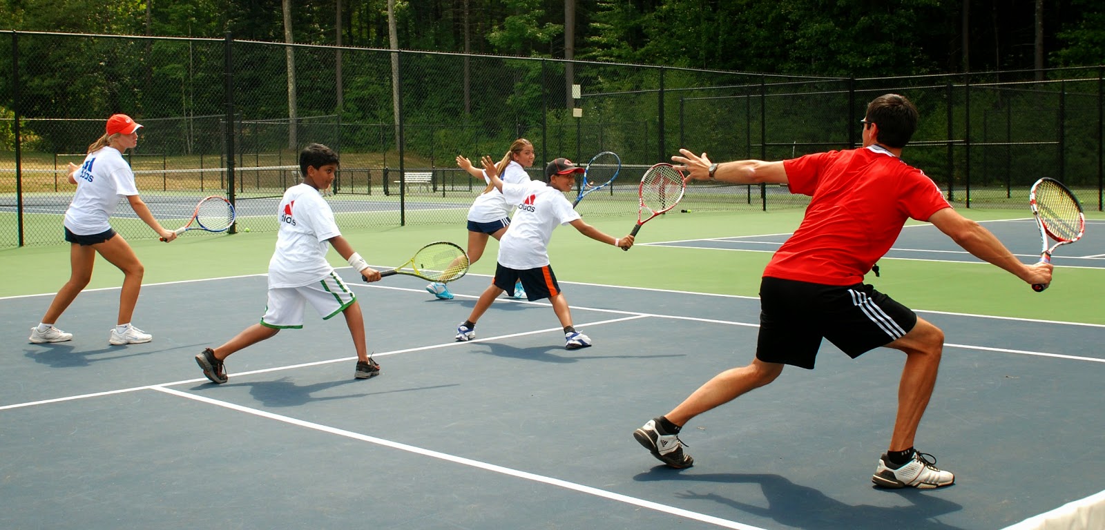 Мужики лижут попы и дают в члены в дырки своим партнершам по теннису на корте