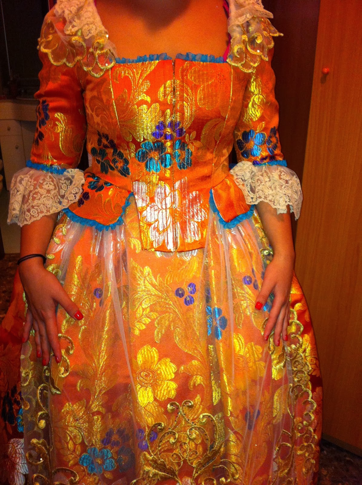 Entre el dedal y el pedal RESTAURACION TRAJE FALLERA