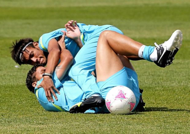 Em cima, Neymar. Em baixo, Thiago Silva. O gramado da Newcastle University virou um “octógono” nesta sexta-feira durante o treino da Seleção. De brincadeira, é claro: o craque do Santos e o zagueiro do Paris Saint-Germain duelaram no estilo UFC, com direito a mata-leão do atacante no capitão (Foto: Divulgação) Em cima, Neymar. Em baixo, Thiago Silva. O gramado da Newcastle University virou um “octógono” nesta sexta-feira durante o treino da Seleção. De brincadeira, é claro: o craque do Santos e o zagueiro do Paris Saint-Germain duelaram no estilo UFC, com direito a mata-leão do atacante no capitão (Foto: Divulgação)