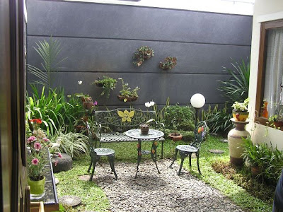 http://ruangrumahkita.blogspot.com/2013/08/20-desain-taman-mungil-dalam-rumah.html