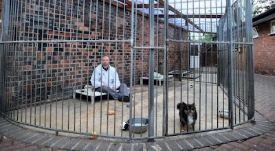 Pria Ini Tinggal Di Kandang Karena Ingin Jadi Anjing