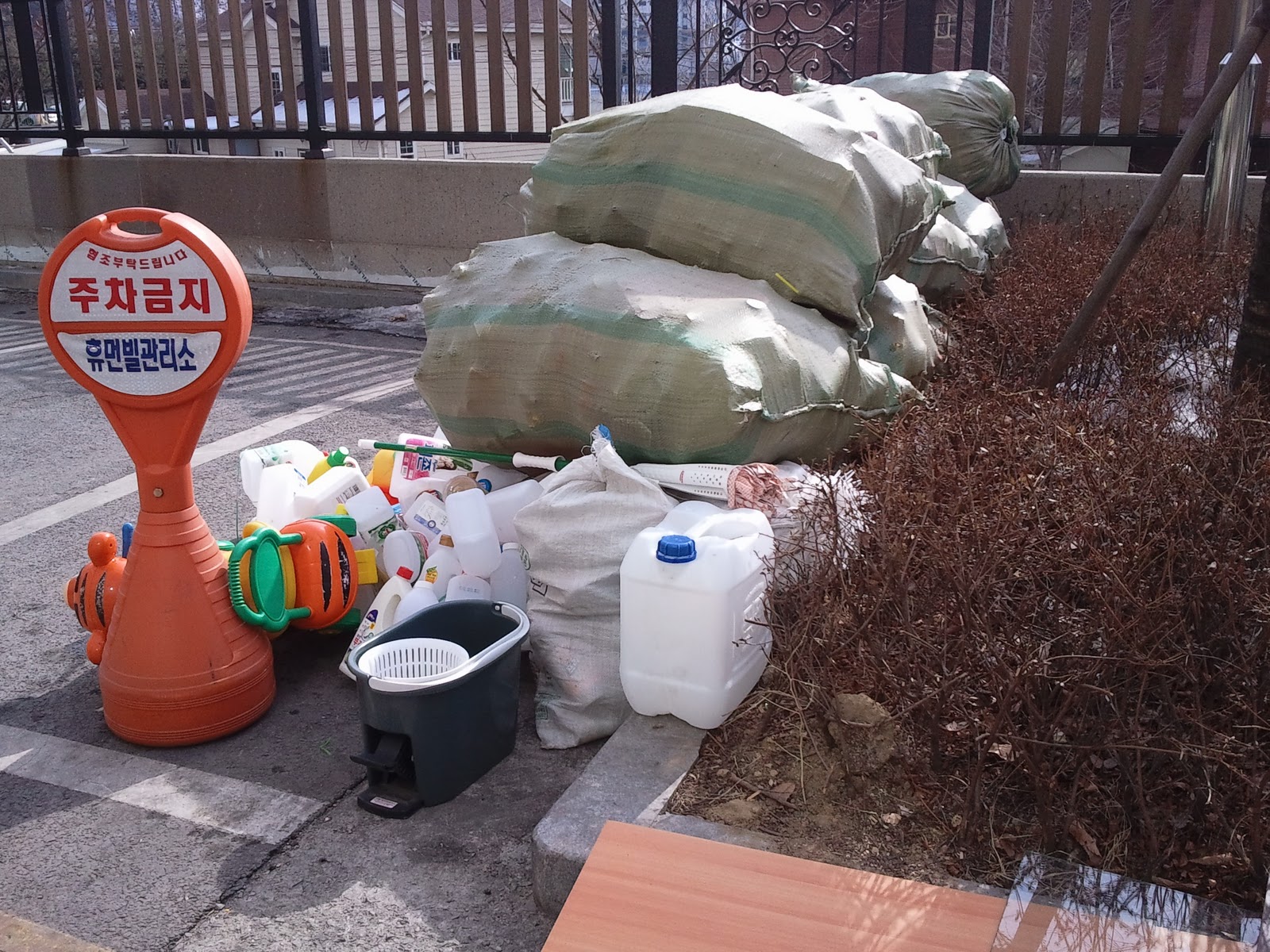 Foodie to the Rescue! LIVING Garbage & Recycling in Korea