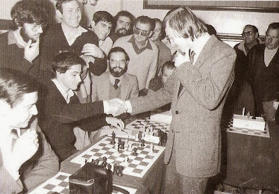 Simultáneas de ajedrez de Karpov en el Centro de Lectura de Valls en 1981