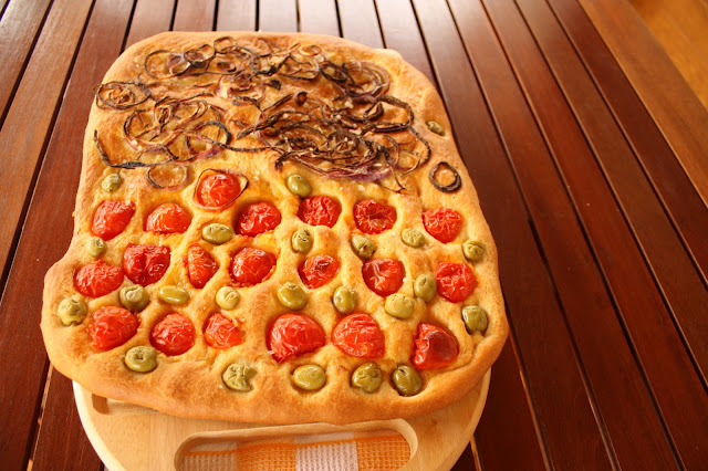 Focaccia mista: con cipolle rosse e pomodorini e olive verdi