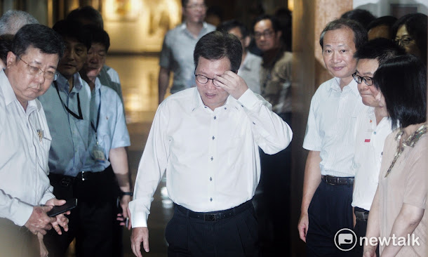 中油董事長陳金德為大潭電廠跳電事件請辭董事長一職,他說辭職沒有什麼委屈,也許是天意。 中油董事長陳金德為大潭電廠跳電事件請辭董事長一職,他說辭職沒有什麼委屈,也許是天意。
