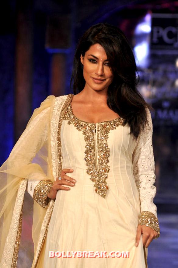 Chitrangda Singh hot in suit - (19) - Manish Malhotra 'Mijwan-Sonnets in Fabric' fashion show Photos