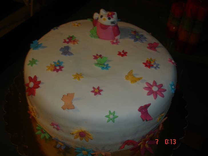 Bolo de aniversário decorado com Hello Kitty