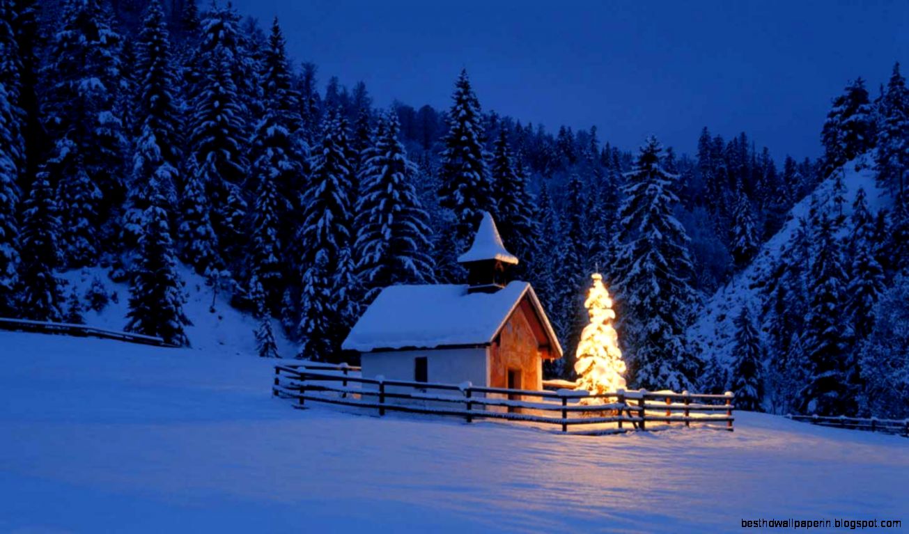 Beautiful snow scene in village with christmas tree Chainimage Beautiful snow scene in village with christmas tree Chainimage