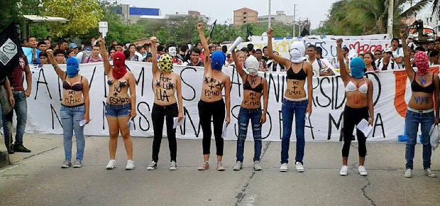 Performance al desnudo en la uniatlántico contra el esmad ... Uniatlantico