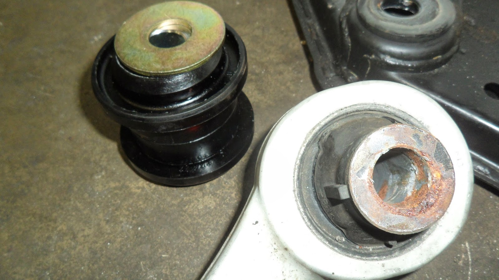 G35 W83389 Front Compression Arm Bushings