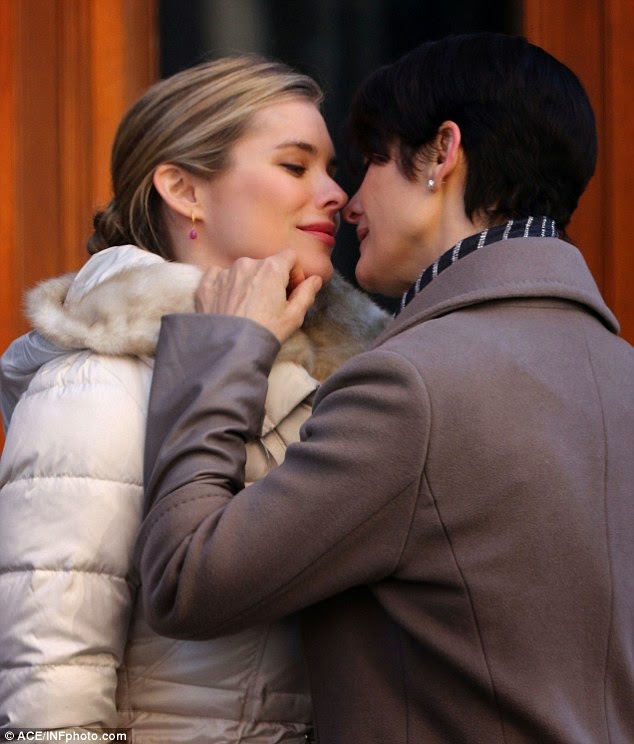 Кэрри-Энн Мосс поцеловалась с блондинкой на съемках Джессики Джонс