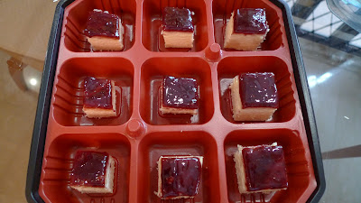 mini cheesecake with raspberry glaze