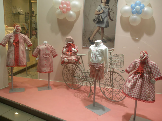 Como decorar uma vitrine de loja infantil Del Carmen by Sarruc # Decoração De Outono Para Lojas Como decorar uma vitrine de loja infantil Del Carmen by Sarruc # Decoração De Outono Para Lojas