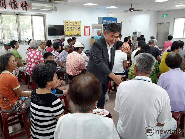 圖說:台南市長參選人、前民進黨副秘書長李俊毅展開台南市全市752里行腳,向市民報告政見與理念。(黃 圖說:台南市長參選人、前民進黨副秘書長李俊毅展開台南市全市752里行腳,向市民報告政見與理念。(黃