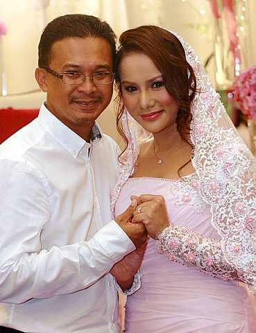 Elly Iskandar Bertunang