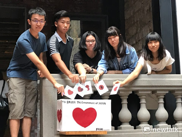 台灣高中生代表一起在卡片寫下想對慰安婦阿嬤及日本政府說的話。 台灣高中生代表一起在卡片寫下想對慰安婦阿嬤及日本政府說的話。