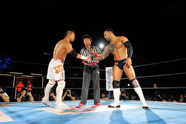 Kushida+y+Ricochet+dandose+la+mano.JPG
