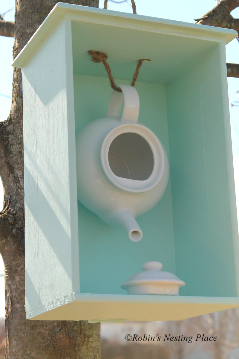 ROBINS NESTING PLACE New Teapot Birdhouse