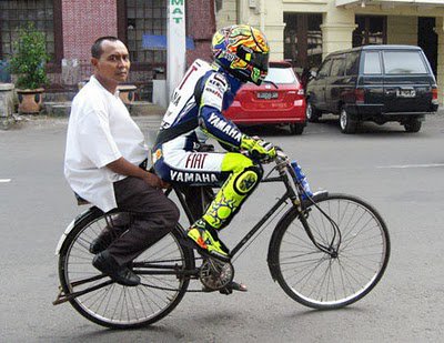 Gambar Lucu Rossi Naik Sepeda Onthel | Foto dan Gambar Lucu