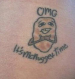 tatuaje de un nugget con la leyenda: nugget time!