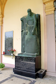 Spomenik obitelji Mayer - Robert Frangeš Mihanović