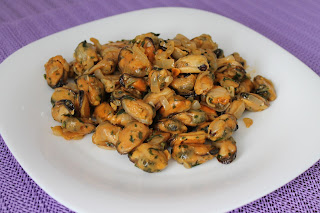 Mejillones Salteados Con Ajo Y Hiervas.
