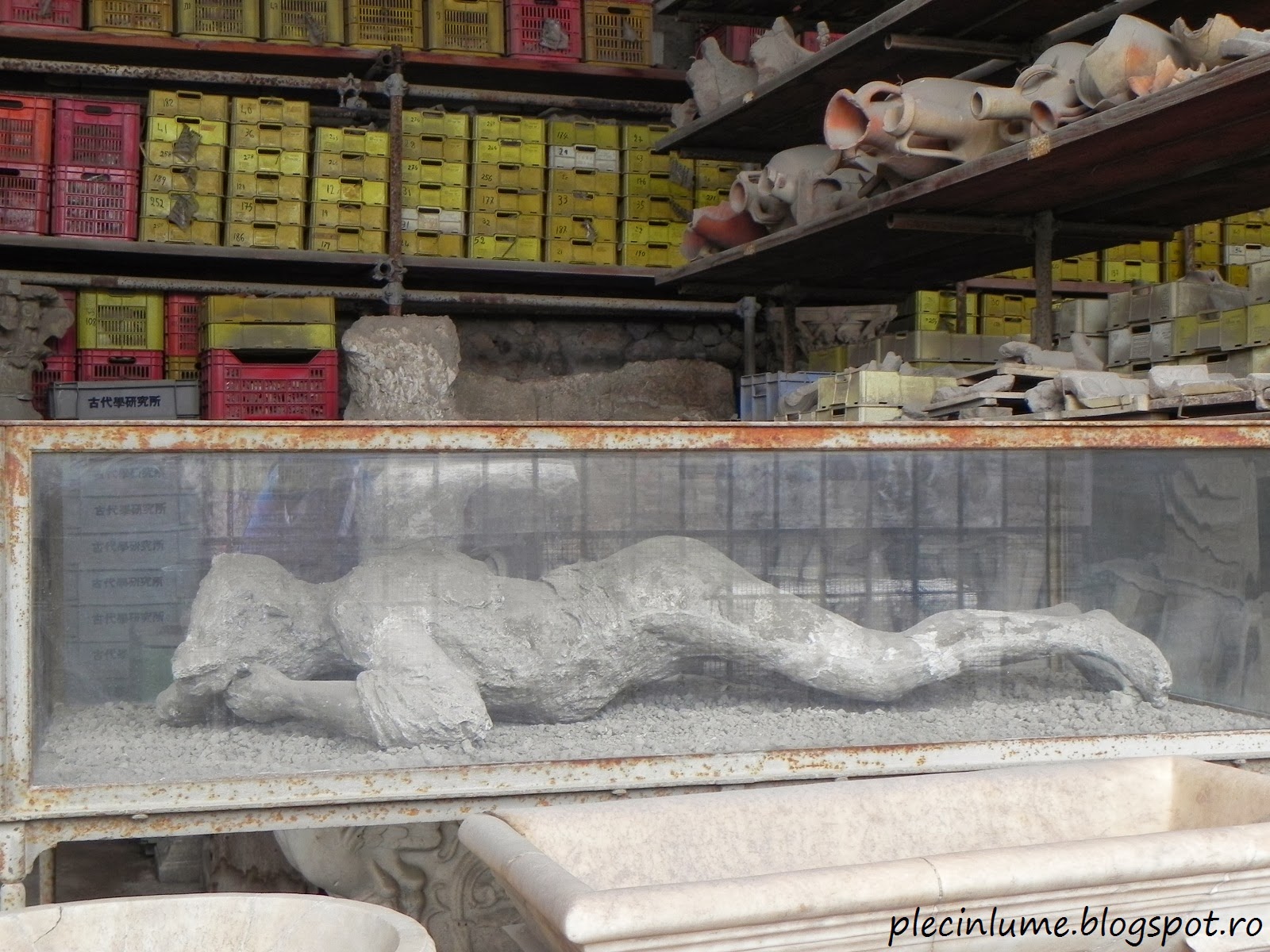 Femeie insarcinata gasita la Pompei Femeie insarcinata gasita la Pompei