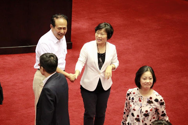 管碧玲爆料,當年曾邀劉世芳擔任時任高雄市長的謝長廷副手,來促成新系與謝系和解。對此,劉世芳則回說,她沒聽過這種說法。 管碧玲爆料,當年曾邀劉世芳擔任時任高雄市長的謝長廷副手,來促成新系與謝系和解。對此,劉世芳則回說,她沒聽過這種說法。