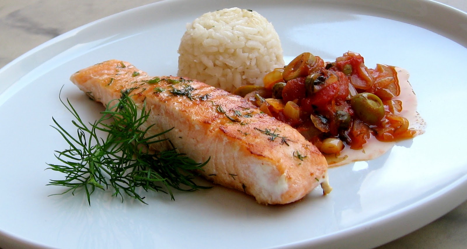 k o n y h a t ú r a Salmon with Mediterranean Tomato Sauce