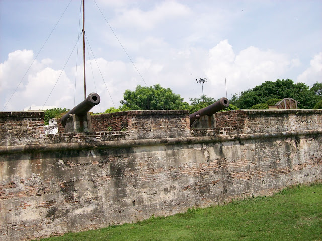 Bronze-cannons-at-Port-Cornwallis