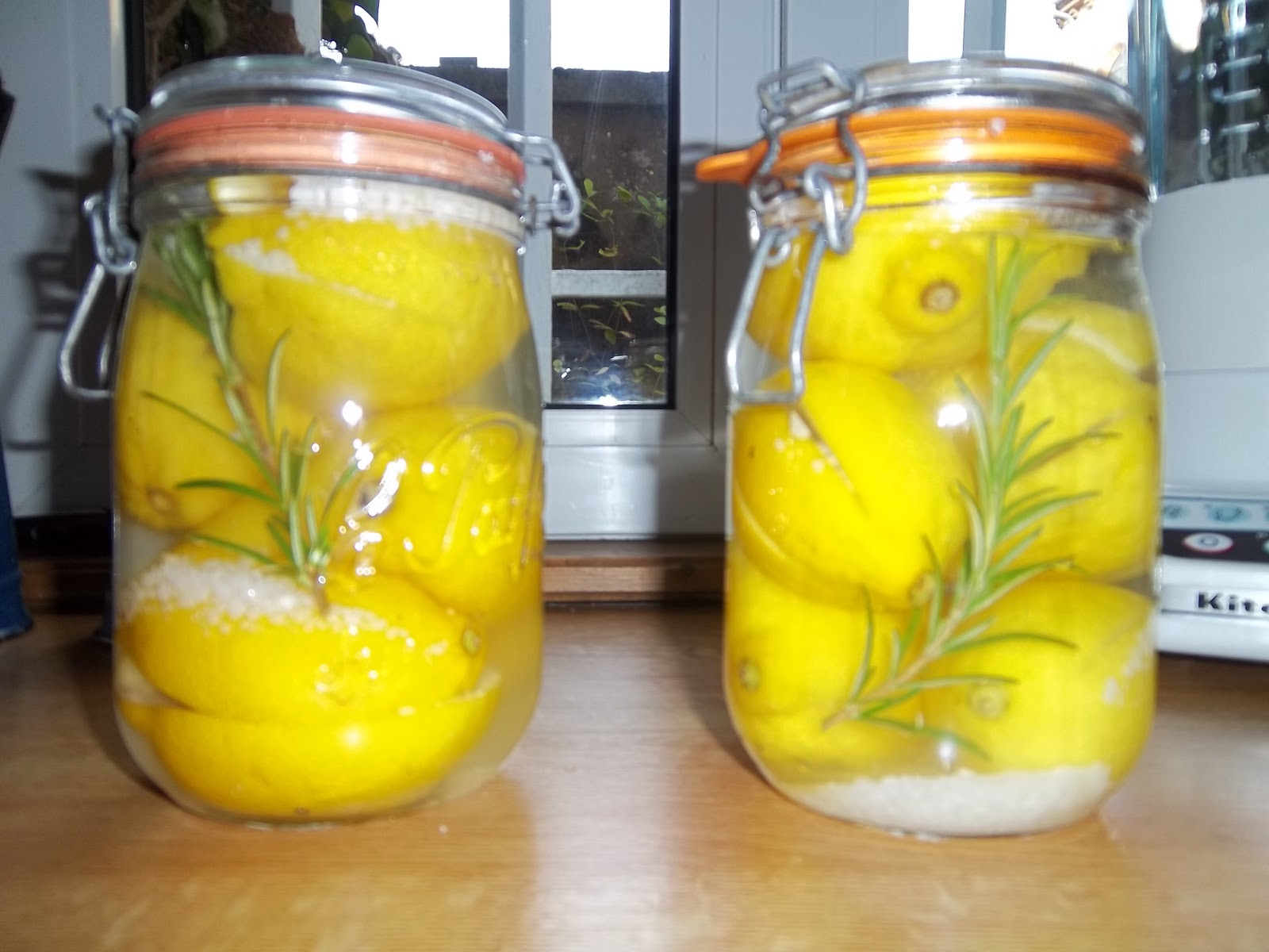 http://www.petitesastucesentrefilles.com/2014/04/citrons-confits-au-sel.html