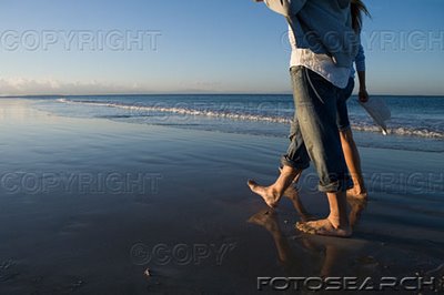 casal+caminhando+na+praia5.jpg