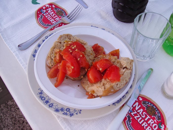 la frisella  col  pomodoro,uno dei tanti prodotti salentini